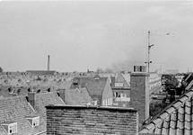 831901 Gezicht over de daken van huizen in de wijk Ondiep te Utrecht, vanaf het huis Ondiep 67bis; links op de ...